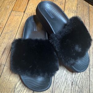 Skechers Hyper Slide - Sweet Kiss black furry slide sandals size 9